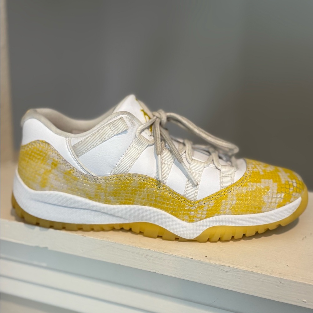 Nike Air Jordan 11 Low Snakeskin Yellow Basketball Sneaker Size 3Y 580522-107 - Picture 5 of 9